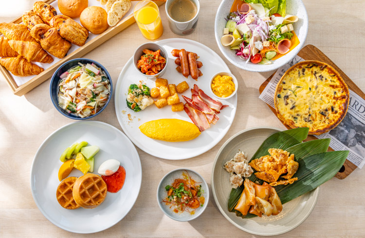和洋中の多彩なメニューを揃えた、充実の朝食横浜の絶景と楽しむ朝食ビュッフェ